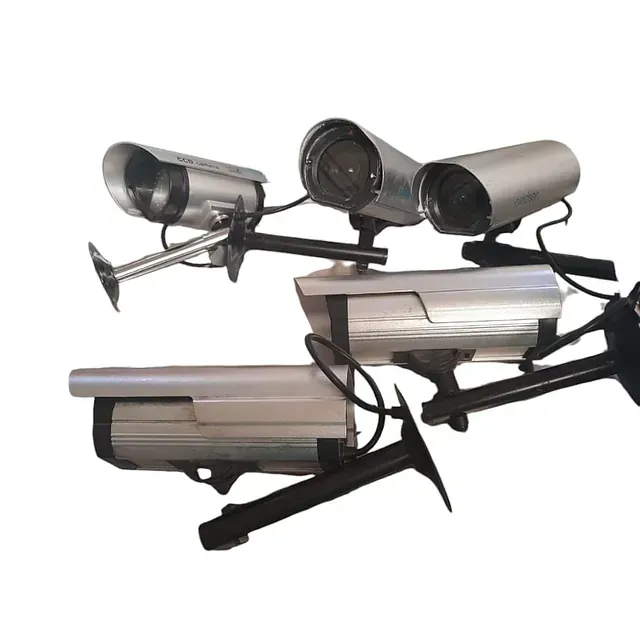 Un montón de cámaras de seguridad están apiladas una encima de otra.