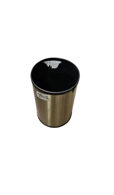 Un cubo de acero inoxidable con tapa negra sobre fondo blanco.