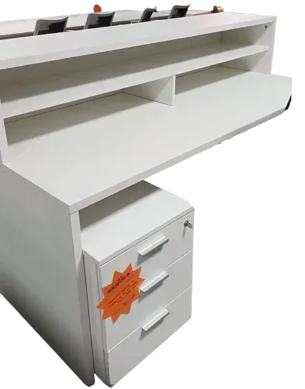 Un escritorio blanco con tres cajones debajo.