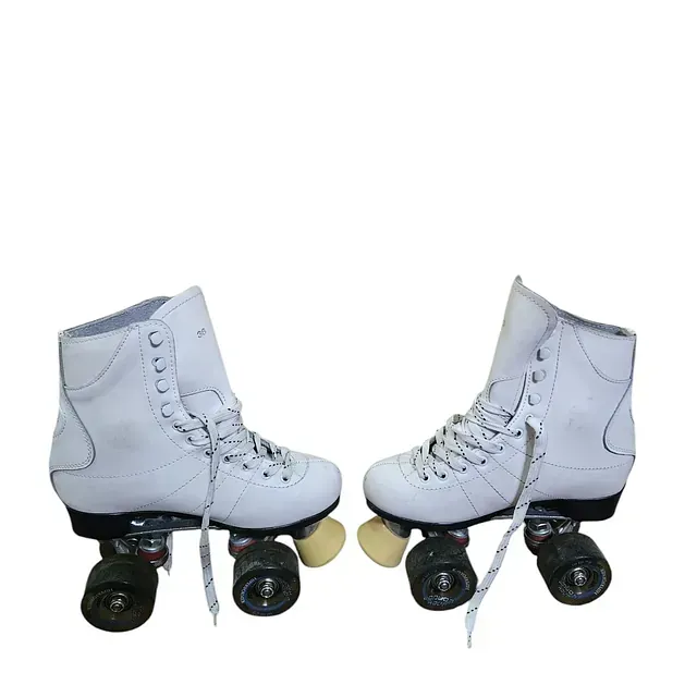 Un par de patines blancos sobre un fondo blanco.