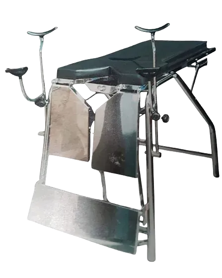 Una mesa ginecológica de acero inoxidable con un colchón negro.