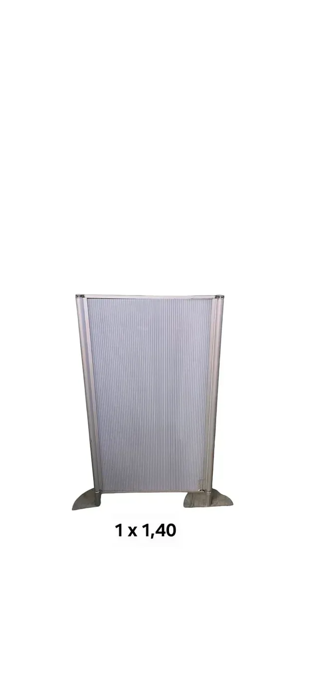 Una imagen de una pared blanca con un patrón diagonal sobre ella.