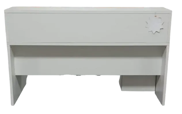 Un escritorio blanco con una estrella en la parte superior.