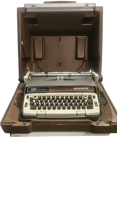 Una vieja máquina de escribir en un estuche marrón sobre un fondo blanco.