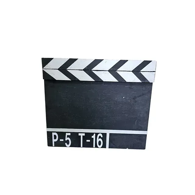 Una claqueta en blanco y negro con las letras P-5 T-16 escritas en ella