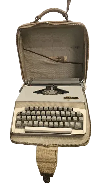 Una máquina de escribir está dentro de un maletín sobre un fondo blanco.