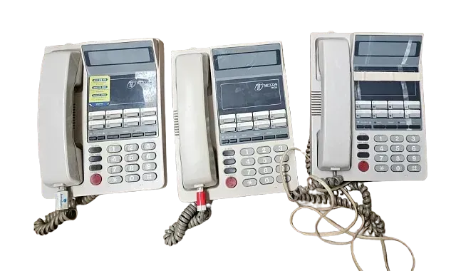 Tres teléfonos están uno al lado del otro sobre un fondo blanco.