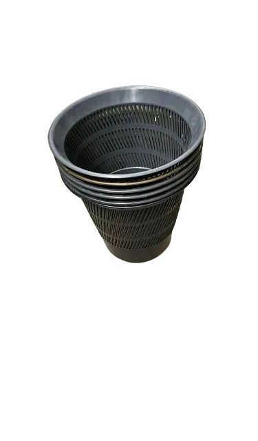 Una pila de cestas de plástico sobre un fondo blanco.