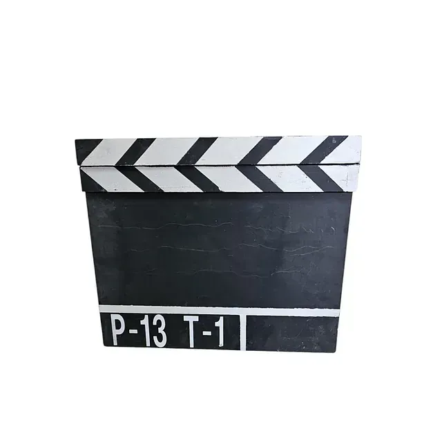 Una claqueta en blanco y negro con p-13 t-1 escrito en ella