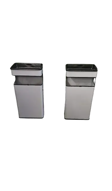 Dos botes de basura están uno al lado del otro sobre un fondo blanco.