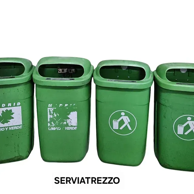 Una fila de botes de basura verdes están etiquetados como serviatrezzo