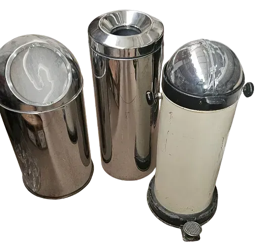 Hay tres botes de basura uno al lado del otro sobre un fondo blanco.