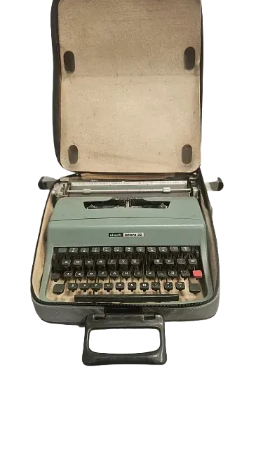 Una vieja máquina de escribir está en un maletín sobre un fondo blanco.