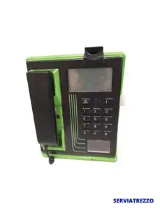 Un teléfono verde y negro con un teclado sobre un fondo blanco.