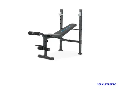 Un banco negro con una barra fijada a él sobre un fondo blanco.