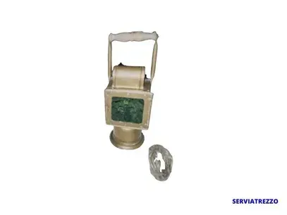 Una linterna con un mango y una cuerda sobre un fondo blanco.