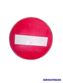 Una señal roja de prohibido el paso con una línea blanca en el medio