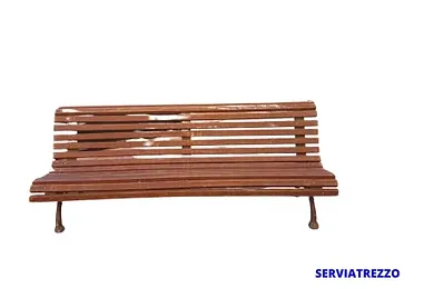 Un banco de madera con la palabra serviatrezzo en la parte inferior.