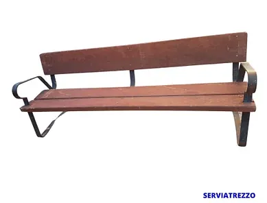 Un banco de madera con estructura de metal y reposabrazos sobre un fondo blanco.