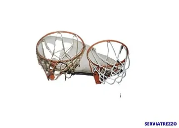 Dos aros de baloncesto están colocados uno encima del otro sobre un fondo blanco.