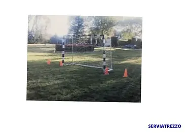 Una imagen de una portería de fútbol en un parque con conos a su alrededor.
