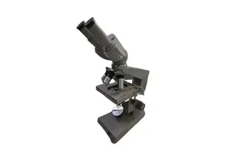 Un primer plano de un microscopio sobre un fondo blanco.