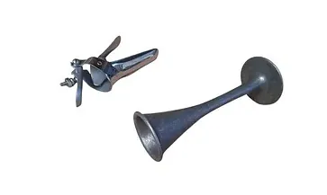 Un espéculo quirúrgico y un estetoscopio sobre un fondo blanco.