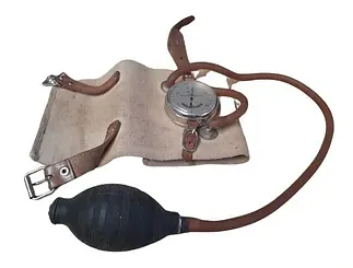 Un estetoscopio con una manguera conectada a él sobre un fondo blanco.