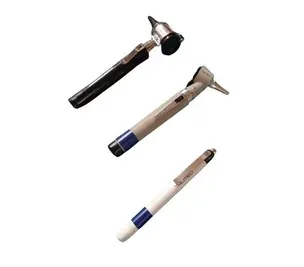 Tres tipos diferentes de otoscopios están colocados uno al lado del otro sobre un fondo blanco.