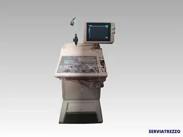 Una máquina con un monitor encima sobre un fondo blanco.