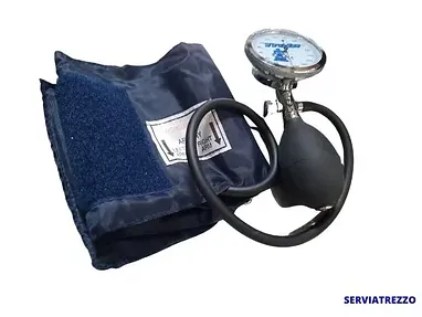 Un esfigmomanómetro está sobre una pulsera azul.