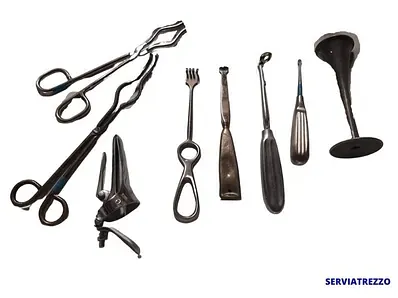 Un conjunto de instrumentos quirúrgicos sobre un fondo blanco.