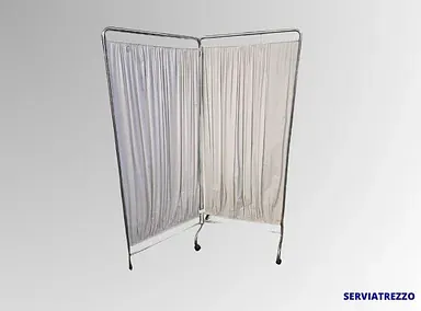 Un biombo de acero inoxidable con cortinas blancas sobre fondo blanco.