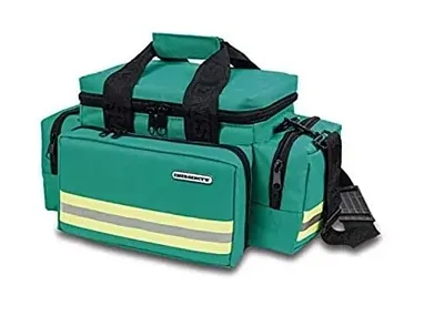 Una bolsa médica verde con una correa para el hombro sobre un fondo blanco.