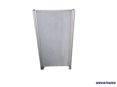 Un divisor blanco con un marco de metal sobre un fondo blanco.