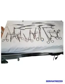 Un montón de instrumentos quirúrgicos están sobre una mesa.