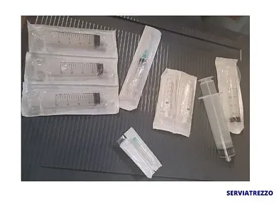 Un montón de jeringas están sobre una mesa.