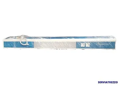 Una imagen de un colchón en una caja sobre un fondo blanco.