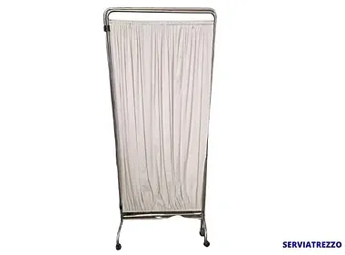 Un separador de ambientes de hospital con una cortina blanca sobre un fondo blanco.