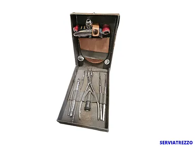 Una caja llena de una variedad de herramientas sobre un fondo blanco.