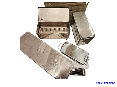 Una caja de acero inoxidable con la palabra serviatrezzo en la parte inferior.