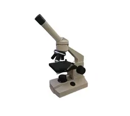 Un microscopio está sobre una mesa sobre un fondo blanco.