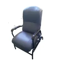 Una silla negra con estructura de metal y reposabrazos sobre un fondo blanco.