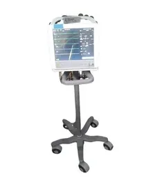 Un monitor está colocado encima de un soporte con ruedas.