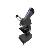 Un modelo 3D de un microscopio sobre un fondo blanco.