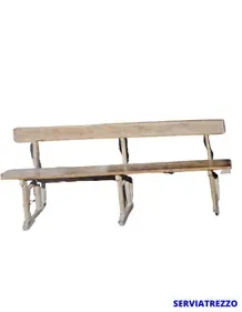 Un banco de madera está sobre un fondo blanco.