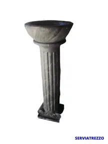 Un pilar gris con un cuenco encima.