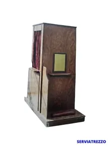 Una imagen de una cabina de madera con un espejo encima.