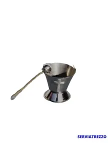 Una taza de acero inoxidable con una cruz sobre ella y una cuchara unida a ella.