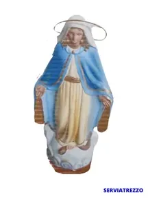 Una estatua de la Virgen María con una capa azul.